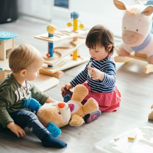 Un bambino e una bambina stanno