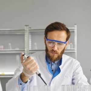 Uno scienziato sta facendo ricerca in un laboratorio