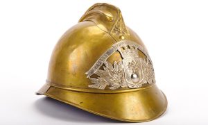 Un vecchio casco dei sapeurs-pompiers de Paris, i pompieri parigini