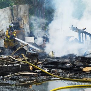 I gas continuano a sprigionarsi anche dopo ore che un incendio è stato spento