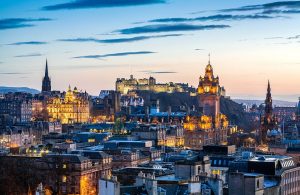 Suggestiva vista sul centro storico della città di Edimburgo, in Scozia, al tramonto, con le luci già accese
