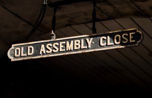 Antica insegna della Old Assembly Close, uno stretto vicolo nella Old Town di Edimburgo