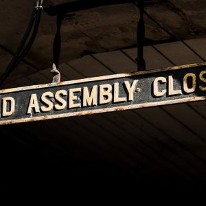 Insegna della Old Assembly Close, uno stretto vicolo nella Old Town di Edimburgo