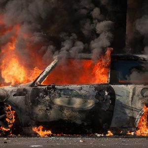 Un'auto avvolta dalla fiamme