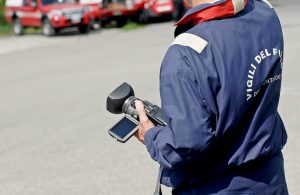 Un pompiere addetto alla documentazione mentre lavora con la videocamera in mano