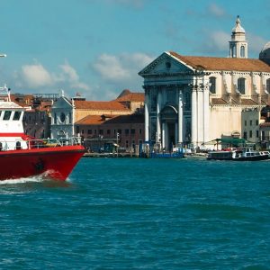 Un mezzo natante dei Vigili del Fuoco di Venezia con sullo sfondo il panorama della città