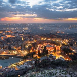 La città di Tivoli illuminata e vista dall'alto, all'alba o al tramonto