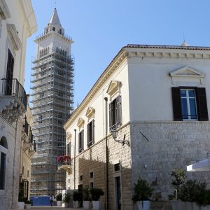 Vista dalla piazza vicina del campanile della cattedrale di San Nicola Pellegrino di Traini, in Puglia, in fase di restauro con dei ponteggi

cathedral dedicated to San Nicola Pellegrino in Trani, Puglia, Italy