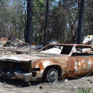 Un auto bruciata a Paradise, California, uno dei luoghi più colpiti dal Camp Fire del 2018