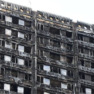 La cima della Grenfell Tower dopo l'incendio