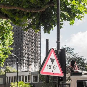 Scorcio su una strada di North Kensington, a Lpondra, con sullo sfondo i resti carbonizzati della Grenfell Towet dopo l'incendio