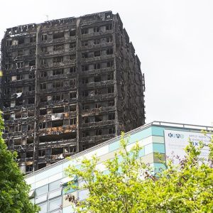 Vista da lontano della Grenfell Tower di Londra in seguito all'incendio del 2017