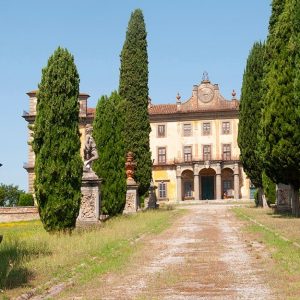 Uno dei viali d'ingresso di Villa Bellavista, a Borgo a Buggiano