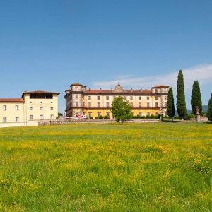 Vista dal lontano del complesso di edifici di Villa Bellavista, a Borgo a Buggiano (PT)