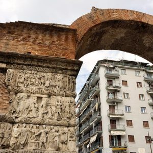 Vista dal basso di una parte dei resti dell'Arco di Galerio, a Salonicco