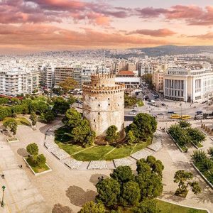 Vista dall'alto della città di Salonicco, in Grecia, al tramonto