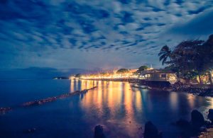 Vista dalla costa sulla città di Lahaina, alle Hawaii, di sera, con i riflessi delle luci sul mare
