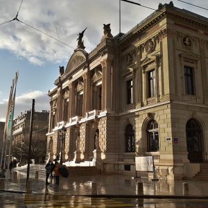 Vista angolata del Grand Théâtre di Ginevra durante una giornata di pioggia