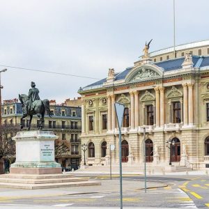 La piazza sulla quale si affaccia il Grand Théâtre di Ginevra