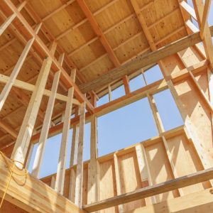 Vista dal basso della struttura in legno di un edificio in costruzione