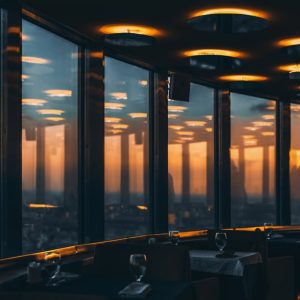 L'interno del ristorante “Settimo cielo”, situato sulla torre di Ostankino, a Mosca, nella penombra, con vista sul cielo al crepuscolo