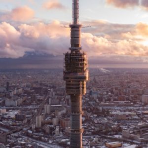 Vista ravvicinata dei più alti piani visitabili della torre di Ostankino, con una vista mozzafiato sul resto della città di Mosca