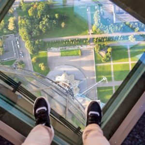 Vista verso il basso dal pavimento trasparente della piattaforma di osservazione della torre di Ostankino, a Mosca