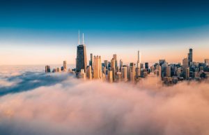 Lo skyline di Chicago con i grattacieli che spuntano da una bassa coltre di nubi