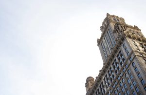 Vista angolata, dal basso, della cima di uno storico grattacielo di Chicago, con il cielo come sfondo