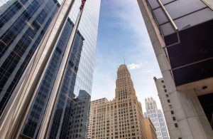 Vista dal basso di alcuni grattacieli storici di Chicago, tra due alti edifici moderni