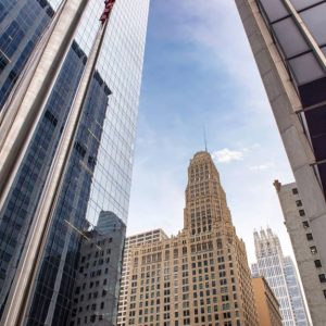 Vista dal basso di alcuni grattacieli storici di Chicago, tra due alti edifici moderni