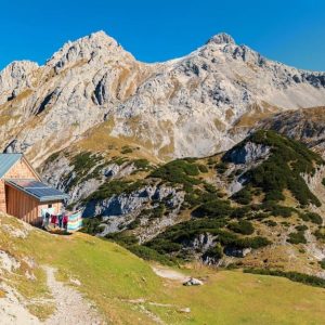 Un rifugio alpino vicino a un lago tra le montagne