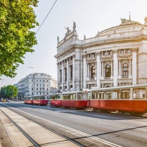 Un tram passa lungo la Ringstraße, davanti al Burgtheater, a Vienna