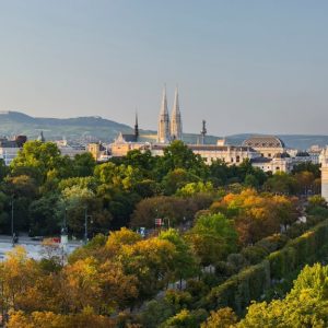 Una panoramica dall'alto del centro di Vienna, con palazzi storici e la Ringstraße