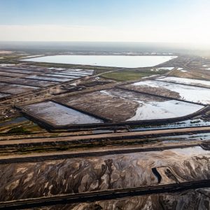 Vista aerea dello stabilimento di raffinazione del petrolio di McMurray, in Canada