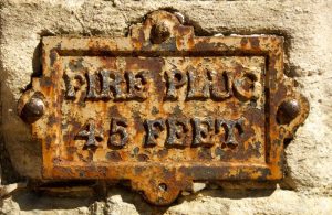 Vecchia targa arrugginita che indica la presenza di un idrante nel castello di Windsor