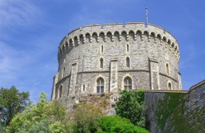 Vista dal basso della Round Tower del castello di Windsor, vicino Londra