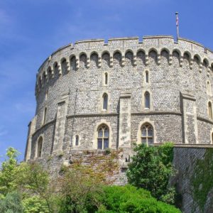 Vista dal basso della Round Tower del castello di Windsor, vicino Londra