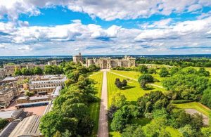 Il castello di Windsor visto da lontano e dall'alto