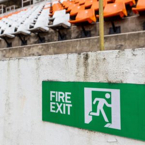 Cartello di uscita di sicurezza in uno stadio da calcio