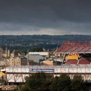 Vista da lontando dello stadio da calcio del Bradford City, nel Regno Unito