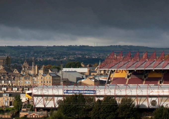 Vista da lontano dello stadio da calcio del Bradford City, nel Regno Unito