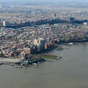 Vista dall'alto e da lontano della città di Hoboken, New Jersey, di fronte a Manhattan