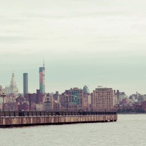 Molo del porto di Hoboken, sul fiume Hudson, con lo skyline di Manhattan sullo sfondo