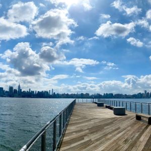 Vista dello skyline di Manhattan da uno dei moli del porto di Hoboken, in New Jersey