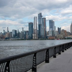 Vista dello skyline di Manhattan da uno dei moli del porto di Hoboken, in New Jersey