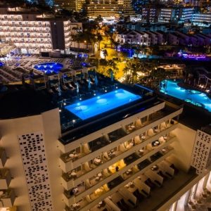 Vista dall'alto di alcuni degli hotel di Las Vegas, illuminati nella notte