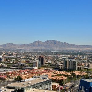 Vista dall'alto della città di Las Vegas, con attorno il deserto