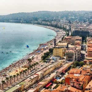 Vista dall'alto della città di Nizza, con la costa e il mare