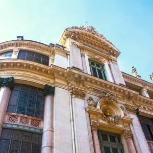 Vista dal basso sui dettagli di una delle facciate del Teatro dell'Opera di Nizza